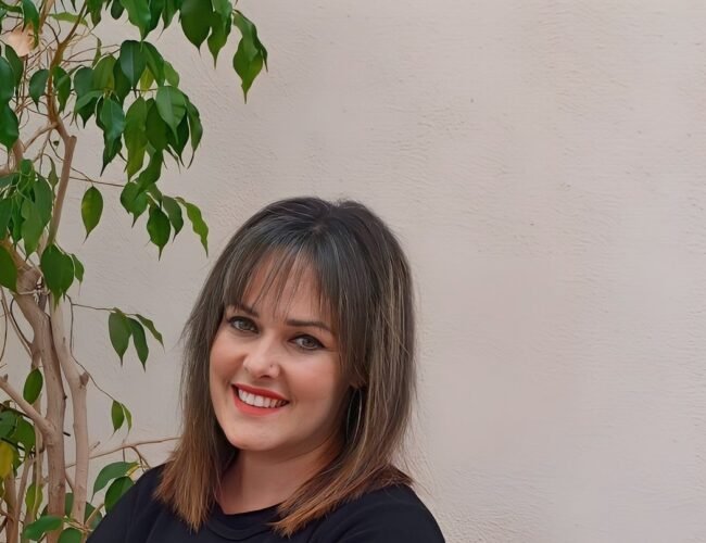 Déborah Calvo Puente presenta ‘40 y tant@s HISTORIAS’, relatos que conectan con la vida y el alma