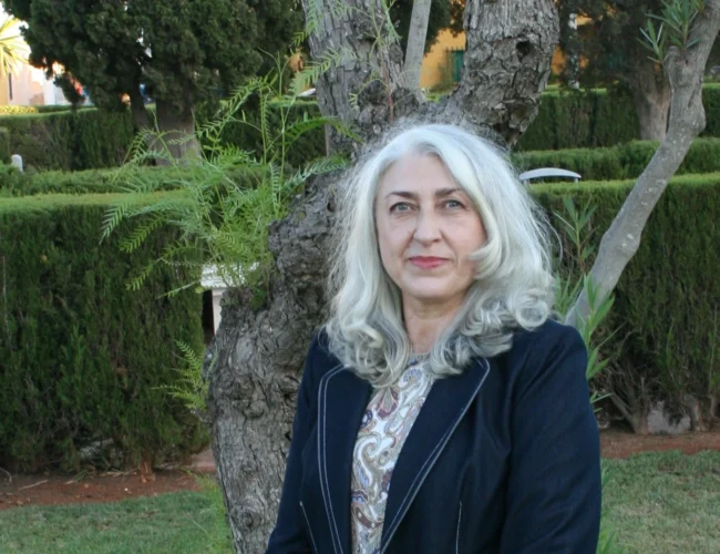 La autora Merse León deslumbra con su primera novela, «La casa de las amapolas rojas».