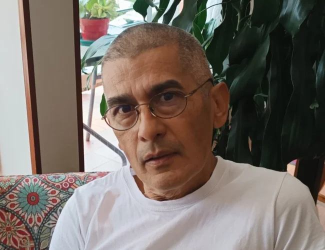 Luis Alejandro Chaves presenta «Monólogos desde mi soledad», una obra introspectiva que invita a la reflexión