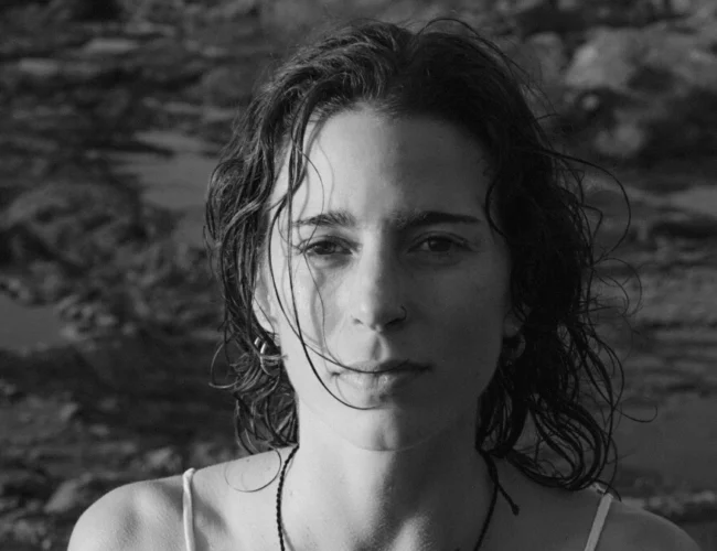 Raquel Quirós Pozo impacta con su primera novela distópica: una reflexión sobre el futuro de la humanidad