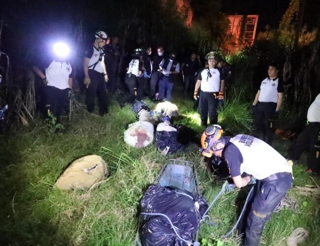 Hallados ocho cadáveres sin identificar en bolsas de plástico bajo un puente en el sur de Guatemala
