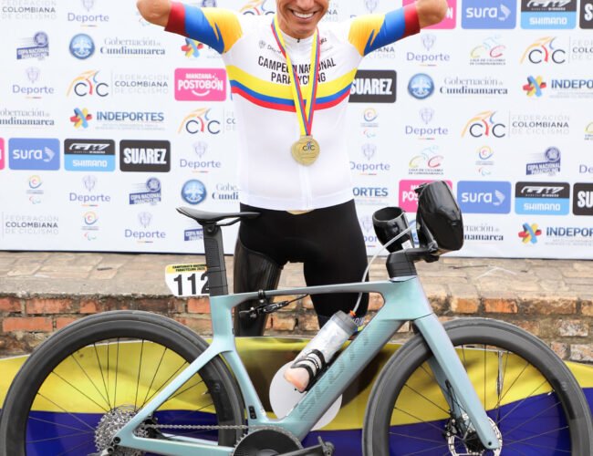 El ciclista del Movistar al que una bomba dejó sin manos y sin una pierna:  «El humor es básico en mi vida»