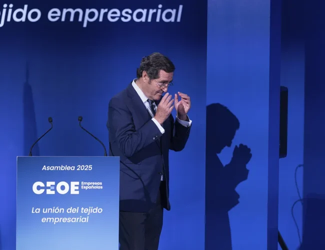 CEOE acusa a Díaz de contradecir de forma «premeditada» el Estatuto de los Trabajadores con su registro horario y avisa de que es inconstitucional