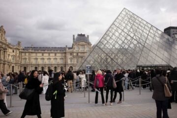 El robo del Louvre se ha convertido en un gran atractivo turístico