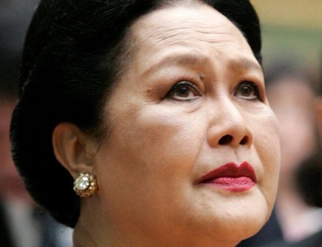 Muere a los 93 años la reina madre de Tailandia Sirikit