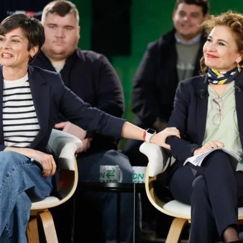 El PSOE intenta tapar sus desavenencias internas y el PP las exprime