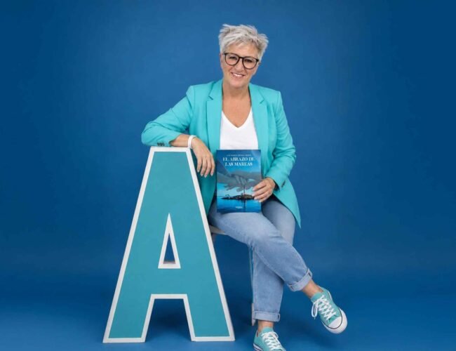 ANA MARÍA OCHOA PÉREZ PUBLICA ‘EL ABRAZO DE LAS MAREAS’, UNA MONUMENTAL NOVELA SOBRE LA MEMORIA, LAS MUJERES DEL MAR Y EL AMOR RECLAMADO