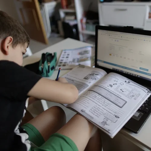 Las autoridades de Datos avisan de los «riesgos» de las plataformas escolares digitales: «Los principales afectados son menores de edad»