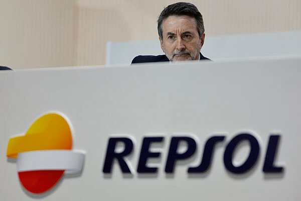 Repsol reduce la inversión en energía verde y vuelve a centrarse en el petróleo en plena tormenta geopolítica