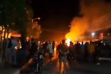 Manifestantes toman una sede del Partido Comunista de Cuba y queman mobiliario