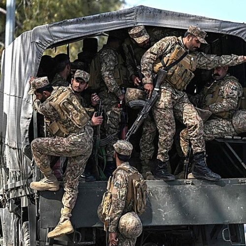 Irán y EE.UU. negocian el fin de la guerra mientras Ormuz sigue casi cerrado