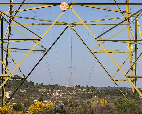 Pueblos de Aragón y Cataluña se alían contra REE y el Gobierno para derrocar la línea de Muy Alta Tensión Escatrón-Tarragona: «Es como si te ponen una autopista delante de casa»