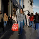 Las familias empiezan a ahorrar menos y endeudarse más en un contexto de precios al alza y aumento de la incertidumbre