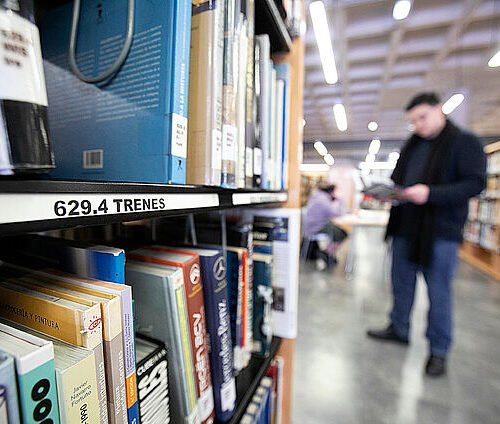 Nadie en Oviedo vio a la amiga de Ábalos buscando libros de trenes: «Si la Justicia lo pide, daremos la información»
