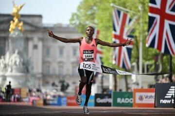 El keniano Sabastian Sawe bate en Londres el récord mundial de maratón con 1h59:30