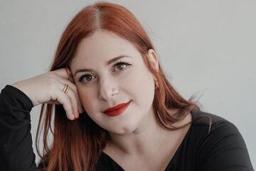 Elísabet Benavent: «Cuando escribo una escena de sexo siento que estoy manejando queroseno»