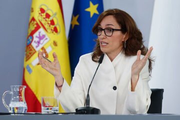 Mónica García amenaza con imponer cuarentenas a los pasajeros españoles que no presten consentimiento para ello: «Apelamos al sentido común»