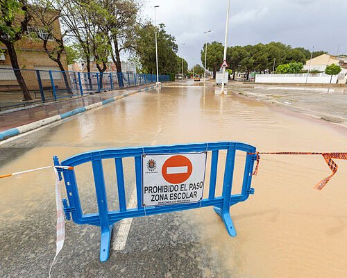 El alcalde de Los Alcázares pide a los vecinos no salir de casa ante las fuertes tormentas que azotan el municipio, que se encuentra en aviso naranja por lluvias