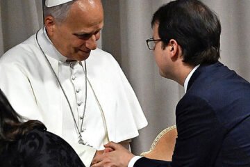 Christopher Olah, el directivo de Anthropic que susurra al Papa para encarnar la cara amable de los gigantes que «monopolizan» la IA