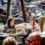 El fin del reinado del plástico: el cambio radical que llega a los desayunos, comidas y cenas en los bares y restaurantes en menos de tres meses