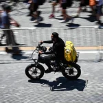 KPMG pone en cuestión la viabilidad de la mayor filial de Glovo en España, que reconoce que tendrá pérdidas en 2026 por el cambio de modelo laboral