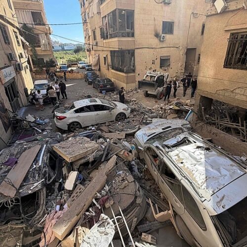 Israel vuelve a bombardear Beirut pese a la tregua y endurece su ofensiva en el sur del Líbano