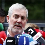 Clavijo logra que el barco del hantavirus fondee lejos del puerto tras reunirse con dos ministros