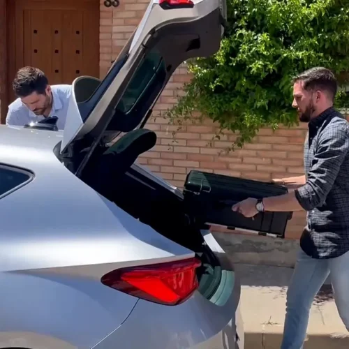 La UCO sale con maletas y cajas de la casa de Santos Cerdán en Milagro (Navarra)