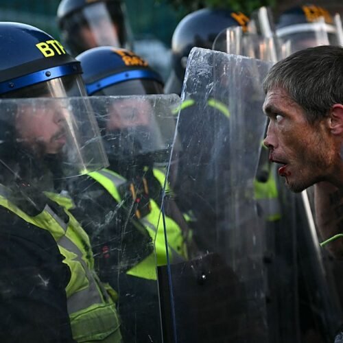 «No puedo respirar»: el vídeo de la detención del joven que murió apuñalado por un sij desata protestas en el Reino Unido
