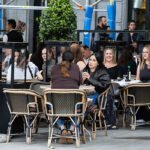 El Gobierno cambia las normas y bares y restaurantes cobrarán un importe extra por las botellas a partir de noviembre