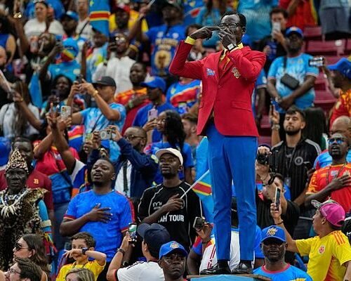 ¿Quién es Lumumba, el ‘aficionado estatua’ congoleño que acompaña a la selección nacional al Mundial y permanece inmóvil durante 90 minutos?