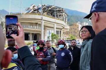 Delcy Rodríguez visita La Guaira, zona cero del terremoto de Venezuela, y acepta la ayuda de EE.UU.