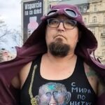 Cinco tiros para el caricaturista de Putin, exiliado en Polonia