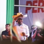 Roberto Sánchez hereda el legado y el sombrero de Castillo para conquistar a los más humildes de Perú