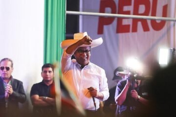 Roberto Sánchez hereda el legado y el sombrero de Castillo para conquistar a los más humildes de Perú