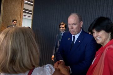 El vídeo del príncipe Alberto de Mónaco, abordado por Paquita, tía de Adans Peres, ex marido de su hermana Estefanía:  «¿Se acuerda de mí?»