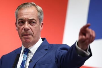 Nigel Farage dimite como diputado por las acusaciones de irregularidades fiscales en su partido