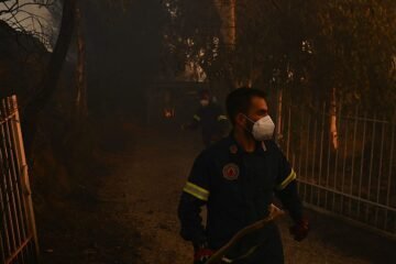 Mueren tres bomberos en incendios forestales en Grecia