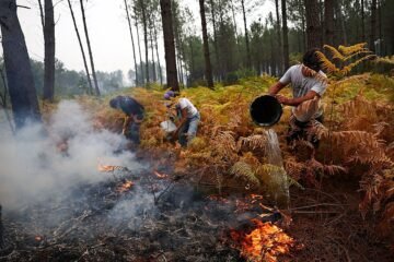 Casi 200.000 franceses desalojados por el fuego que ya ha arrasado 98.000 hectáreas este año