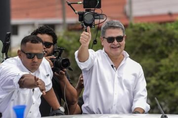 El expresidente hondureño condenado por narcotráfico regresa al país tras ser indultado por Trump