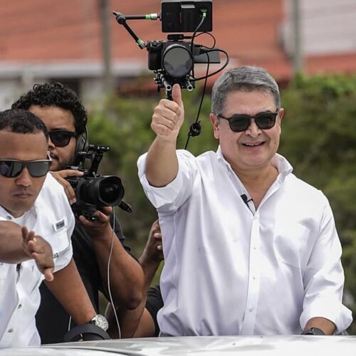 El expresidente hondureño condenado por narcotráfico regresa al país tras ser indultado por Trump