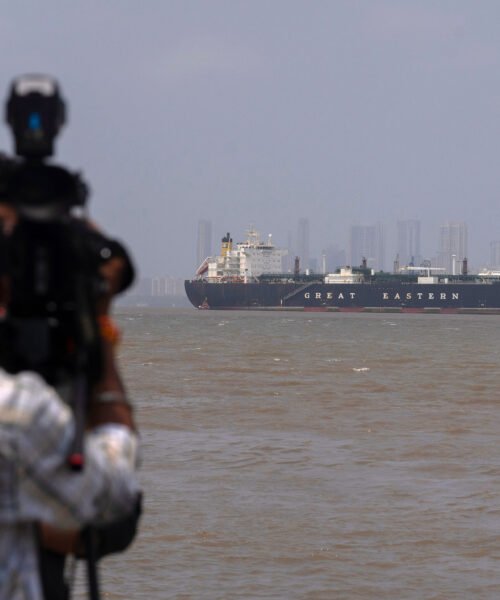 El precio del petróleo se dispara más de un 7% y supera los 100 dólares por primera vez desde mayo al recrudecerse la guerra en Oriente Medio