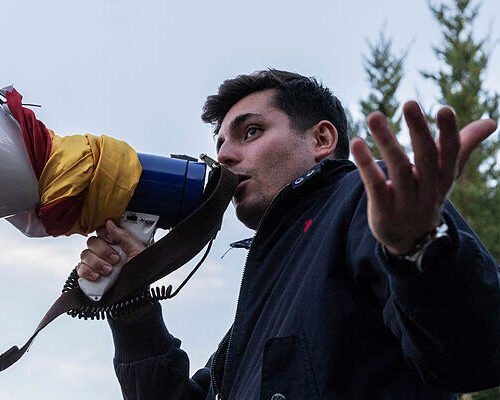 Vito Quiles se niega a entregarse a la Policía: «Javier Milei me ha ofrecido resguardarme en la embajada argentina si la situación se agrava»