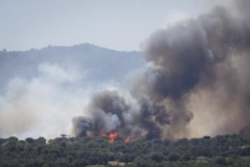 La UME envía efectivos al incendio en el Empordà, con un detenido y varias poblaciones de la Costa Brava confinadas