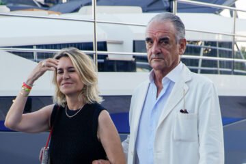 Mario Conde presenta en sociedad en Mallorca a su enésima novia a los 77 años