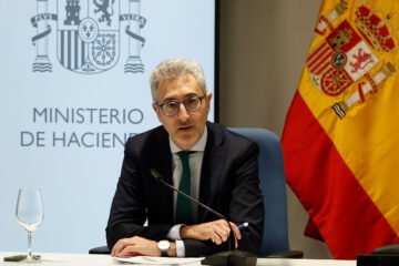 El ministro Arcadi España quita hierro a la dimisión en cadena de la cúpula de la Agencia Tributaria y anuncia que nombrará sucesor este martes: «Es la normalidad»