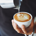 Ratifican el despido de un camarero en Palma que criticó su sueldo y reveló en TikTok que el hotel vendía a cinco euros un café de 20 céntimos