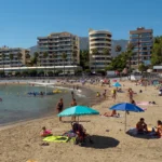 La ‘cara b’ del éxito de las playas españolas: la vivienda triplica el precio de compra y los alquileres para vacaciones suben un 6,5%