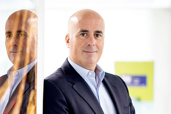Fernando Campos (DKV Seguros): «Que el 40% de las consultas a ChatGPT estén relacionadas con temas médicos es un dato que asusta»