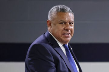 Chiqui Tapia: el presidente de la Asociación de Fútbol Argentino investigado por corrupción que se codea con Messi y Trump